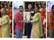 राष्ट्रपति द्रौपदी मुर्मू ने एलपीयू के तीन हॉकी सितारों को राष्ट्रपति भवन, नई दिल्ली में राष्ट्रीय खेल पुरस्कार 2025 से सम्मानित किया