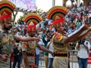 परास्त हुए पाकिस्तान में खाली गैलरी के बीच पंजाब के बॉर्डरों पर शुरु हुई बीटिंग रिट्रीट सेरेमनी, भारत की ओर से पहुंचे हजारों दर्शक, गूंजे वन्दे मातरम व भारत माता की जय के जयघोष, किसानों के लिए तो गेट खुले लेकिन राष्ट्रीय ध्वज उतारते समय न हाथ मिले न गेट खुले, पढ़ें व देखें