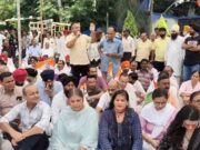 जालंधर: कांग्रेस ने घेरी AAP! नगर निगम कार्यालय के बाहर धरना प्रदर्शन, प्रशासन को भी कोसा, पढ़ें व देखें