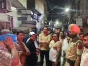 जालंधर: ब्लास्ट से गूंजा इलाका, व्यक्ति एल्युमीनियम के दरवाजे से बाहर आ गिरा, मौके पर फायर ब्रिगेड व पुलिस, पढ़ें व देखें