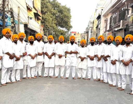 ਜਲੰਧਰ: ਧੰਨ ਸ੍ਰੀ ਗੁਰੂ ਨਾਨਕ ਦੇਵ ਜੀ ਦੇ ਪ੍ਰਕਾਸ਼ ਪੁਰਬ ਨੂੰ ਸਮਰਪਿਤ ਮੁੱਖ ਨਗਰ ਕੀਰਤਨ ਚ ਹਜਾਰਾਂ ਸੰਗਤਾਂ ਹੋਈਆਂ ਨਤਮਸਤਿਕ