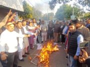 जालंधर: भाजयुमो नेताओं ने पंकज जुल्का के नेतृत्व में कांग्रेस दफ्तर के बाहर राहुल गांधी का पुतला फूंक किया रोष प्रदर्शन, पढ़ें व देखें