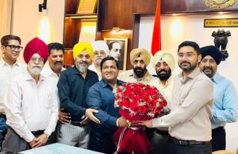 ਜਲੰਧਰ: DC ਵਰਜੀਤ ਵਾਲੀਆ ਦਾ ਮਾਡਲ ਟਾਊਨ ਸ਼ੋਪਕੀਪਰ ਐਸੋਸੀਏਸ਼ਨ ਵਲੋਂ ਨਿਘਾ ਸਵਾਗਤ, ਪੜ੍ਹੋ ਤੇ ਦੇਖੋ