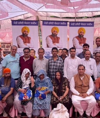 जालंधर: मुख्यमंत्री भगवंत सिंह मान की ‘मेरी रसोई योजना’ से जरूरतमंद परिवारों को राहत, जालंधर सेंट्रल हलका इंचार्ज नितिन कोहली ने बांटी राशन किटें, पढ़ें व देखें