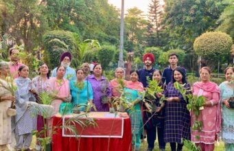 जालंधर: आयरन लेडी पार्षद अरुणा अरोड़ा ने दिया पौधारोपण कर विश्व एनवायरनमेंट दिवस पर पर्यावरण स्वच्छ रखने का संदेश, पढ़ें व देखें