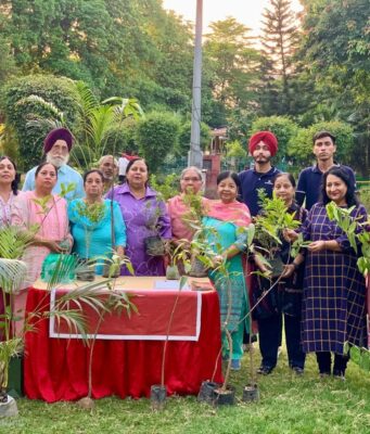 जालंधर: आयरन लेडी पार्षद अरुणा अरोड़ा ने दिया पौधारोपण कर विश्व एनवायरनमेंट दिवस पर पर्यावरण स्वच्छ रखने का संदेश, पढ़ें व देखें
