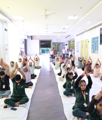 एन.एच.एस अस्पताल द्वारा अंतरराष्ट्रीय योग दिवस उत्साहपूर्वक मनाया गया