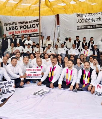जालंधर: भूख हड़ताल पर बैठे DBA के प्रधान आदित्य जैन, सचिव रोहित गंभीर सहित कई वरिष्ठ वकील, LADC पालिसी का कर रहें हैं विरोध, पढ़ें व देखें