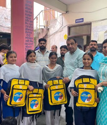 ‘शिक्षा सबसे बड़ी ताकत’: नितिन कोहली ने सरकारी स्कूलों के विद्यार्थियों को बांटे स्कूल बैग