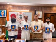जालंधर: नितिन कोहली के शिक्षा अभियान से प्रेरित होकर इम्प्रूवमेंट ट्रस्ट के चेयरमैन रमनीक सिंह रंधावा ने भी विद्यार्थियों के लिए कॉपियां लॉन्च कीं, पढ़ें व देखें