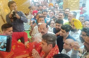 जालंधर नार्थ हल्के में आम आदमी पार्टी के नवनियुक्त हलका इंचार्ज वनीत धीर ने निकाली ‘शुक्राना यात्रा’, फूल बरसा कर हलका निवासियों ने किया मेयर वनीत धीर का नार्थ हल्के में गर्मजोशी से स्वागत