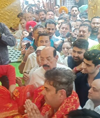 जालंधर नार्थ हल्के में आम आदमी पार्टी के नवनियुक्त हलका इंचार्ज वनीत धीर ने निकाली ‘शुक्राना यात्रा’, फूल बरसा कर हलका निवासियों ने किया मेयर वनीत धीर का नार्थ हल्के में गर्मजोशी से स्वागत