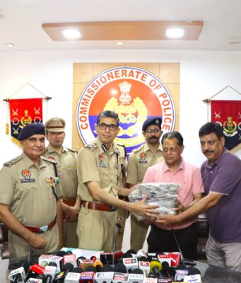 जालंधर: CP सतिंदर सिंह का बड़ा एक्शन, जहां 6 लूटेरे किए गिरफ्तार वहीं पूरे 72 लाख रिकवर कर लोहा मालिक को लौटाए, पढ़ें व देखें