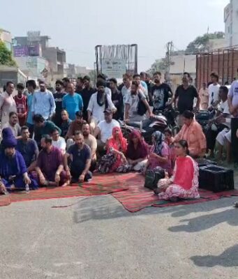 जालंधर: कुचला तेज रफ़्तार बस ने नौजवान को, मौके पर मौत, परिजनों ने किया हाईवे जाम, पढ़ें व देखें