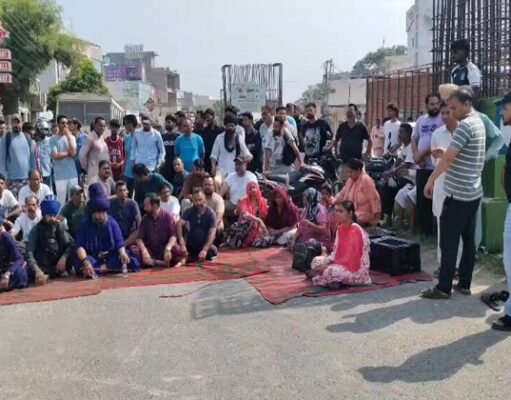 जालंधर: कुचला तेज रफ़्तार बस ने नौजवान को, मौके पर मौत, परिजनों ने किया हाईवे जाम, पढ़ें व देखें