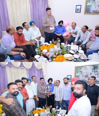 जालंधर: बैंक कॉलोनी, वार्ड नंबर-1 में लोक मिलनी के दौरान मेयर वनीत धीर ने सुनीं लोगों की समस्याएं