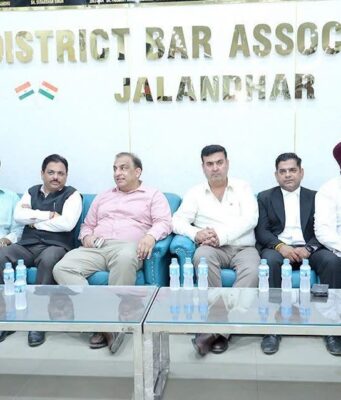 जालंधर जिला बार परिसर में विकास को मिली नई रफ्तार, मेयर वनीत धीर व नितिन कोहली ने हाई मास्ट लाइटों का किया उद्घाटन