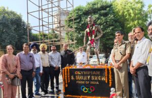 एशियन हॉकी चैंपियंस ट्रॉफी से पहले महान ओलंपियन सुरजीत सिंह के बुत का उद्घाटन