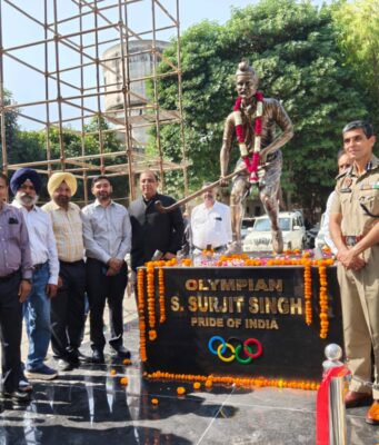 एशियन हॉकी चैंपियंस ट्रॉफी से पहले महान ओलंपियन सुरजीत सिंह के बुत का उद्घाटन